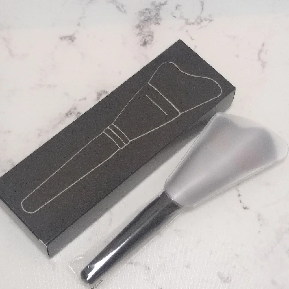 Laura Mercier Glow Powder Brush